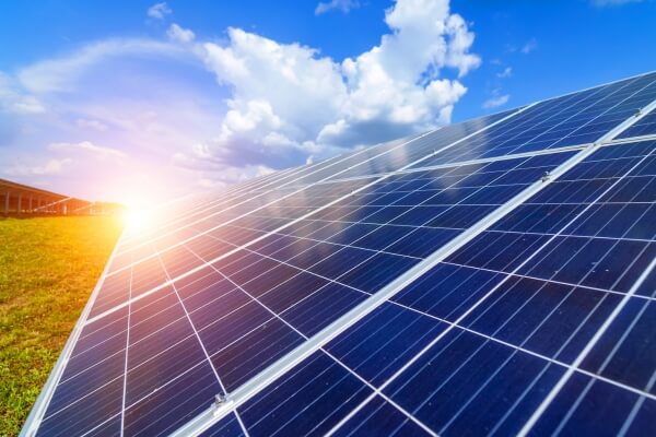 Painéis solares captando a luz do sol para gerar energia elétrica.