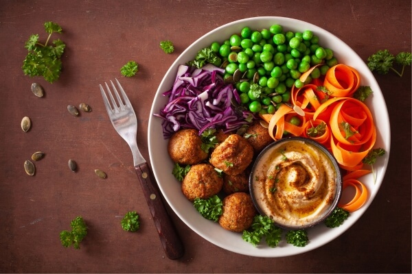 Imagem ilustrativa de pratos coloridos e saudáveis representando a gastronomia sustentável e ética.