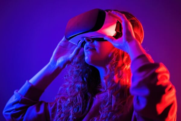 Imagem representativa da Realidade Virtual e Aumentada em ação, mostrando uma pessoa utilizando óculos VR