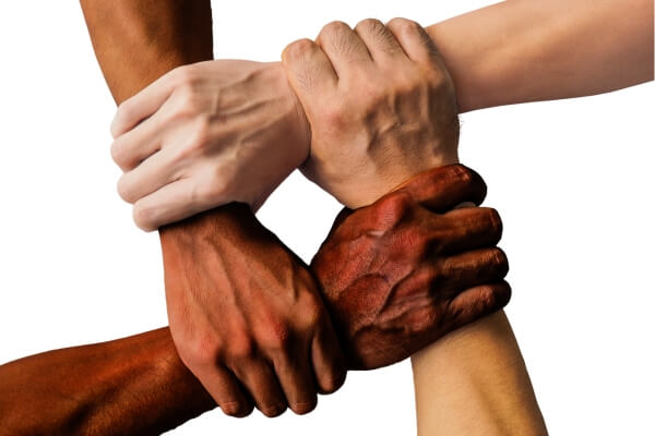 Imagem de 4 mãos apertando o pulso da outra, simbolizando a união
