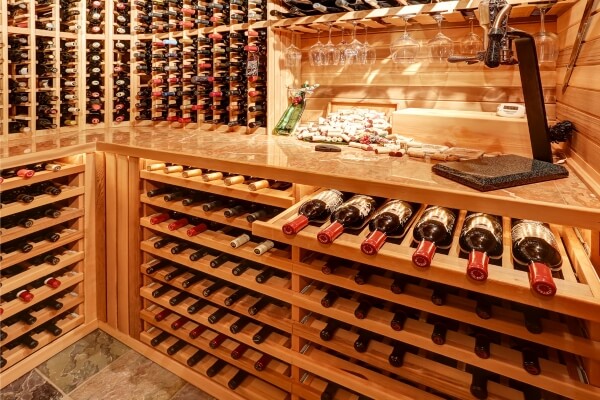Imagem de uma adega de vinho todas em madeira de lei, representando o enoturismo nas vinícolas pelo mundo.