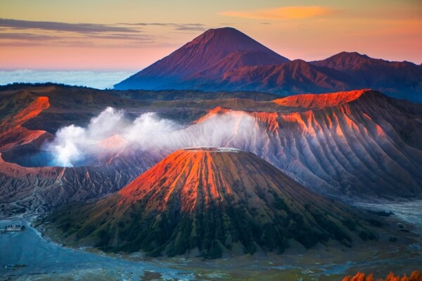 Imagem de uma rota turística para visitar vulcões