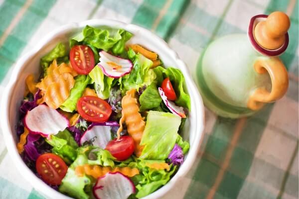 Imagem de uma salada colorida e saudável com legumes e proteína, ideal para uma dieta sem glúten