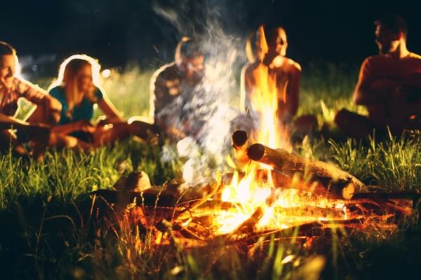 : Imagem de pessoas ao redor de uma fogueira, compartilhando histórias e tradições orais de diferentes culturas
