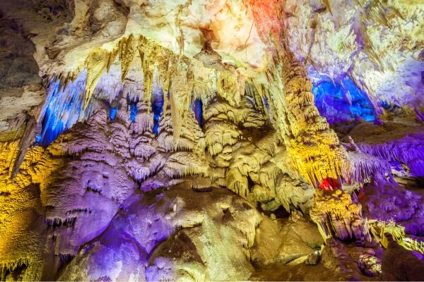 Uma formação rochosa deslumbrante dentro de uma caverna escura iluminada