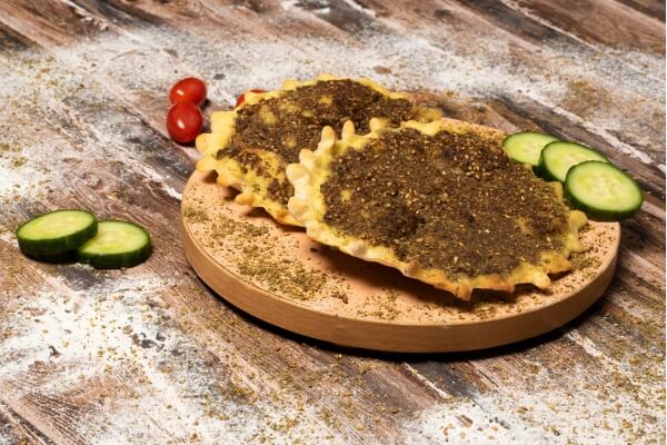 Imagem de pratos típicos da culinária libanesa, incluindo mezze, pães e doces árabes